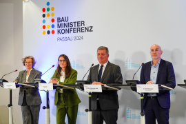 Die Teilnehmerinnen und Teilnehmer der Pressekonferenz (von rechts nach links): Dr. Rolf Bösinger, Staatssekretär im Bundesministerium für Wohnen, Stadtentwicklung und Bauwesen, Christian Bernreiter, Bayerns Bauminister und Vorsitzender der BMK, Karen Pein, Senatorin für Stadtentwicklung und Wohnen der Freien und Hansestadt Hamburg, und Ina Scharrenbach, Ministerin für Heimat, Kommunales, Bau und Digitalisierung des Landes Nordrhein-Westfalen. Foto: StMB/ Winszczyk