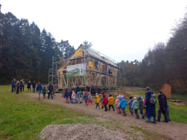 Groß und Klein hatten viel Spaß beim Richtfest des Waldkindergartens Pinzberg. Foto: Anders Macht / Hochschule Coburg