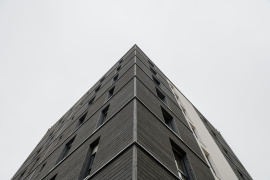 Deutschlands höchstes Mietshaus mit tragenden Massivholzwänden in der Komotauer Straße in Fürth. Foto: B&O Bau GmbH / Simon Malik