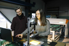 HM-Forschende mit Anisotropie-Scanner (Hintergrund) (Foto: Marco Gierschewski) 