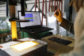 Spannungsoptische Analyse von Einscheiben-Sicherheitsglas (Foto: Marco Gierschewski) 