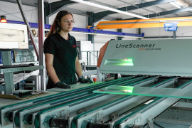 Lena Efferz prüft das Glas mit dem Anisotropie-Scanner (Foto: Wolfram Schlenker) 