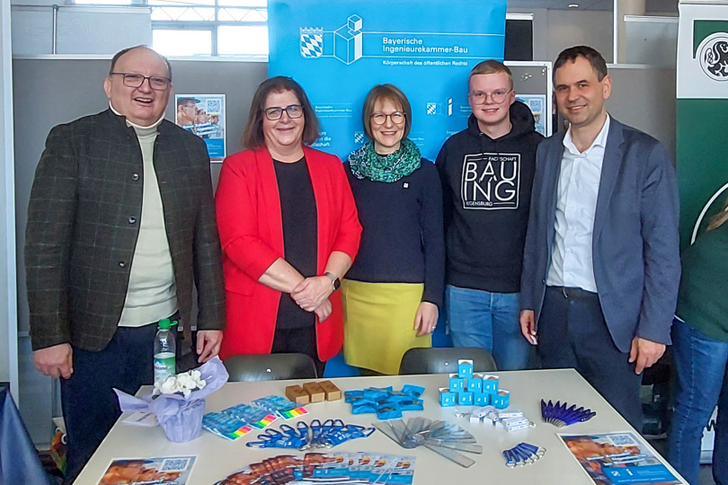 Der WDG Schulleiter StD Stefan Stadler, die 2. Bürgermeisterin von Pocking Barbara Weiß, Dipl.-Ing. (FH) Stephanie Sierig von der Bayerischen Ingenieurekammer-Bau, Bauingenieurstudent Felix Wimmer und der Passauer Landrat Raimund Kneidinger am Stand der Kammer (v.l.).