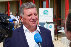 Bayerns Bauminister Christian Bernreiter beim Besuch des Pilotprojektes. Foto: StMB