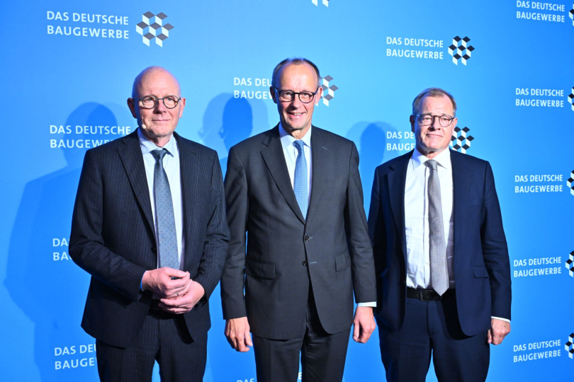 Baugewerbepräsident Wolfgang Schubert-Raab, Bundeskanzler Friedrich Merz und ZDB-Hauptgeschäftsführer Felix Pakleppa (v.l.n.r.). 