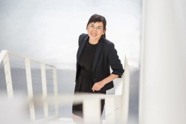 Prof. Xiaoxiang Zhu nutzt Satellitendaten, um Entwicklungen auf der Erde zu analysieren. © Juli Eberle ediundsepp Gestaltungsgesellschaft / TUM  