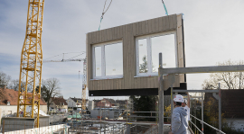 Einhebung der vorgefertigten Leno-ADD-Außenwände. © Sandra Sitzmann / Züblin Timber