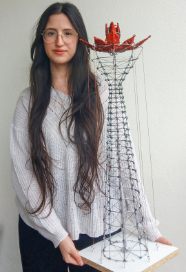 Krista vom Karolinengymnasium in Rosenheim wurde mit ihrem Modell 'Wild Flower' am 13. Juni 2025 im Technikmuseum Berlin mit dem Sonderpreis der Deutschen Bahn ausgezeichnet. Foto: Privat 