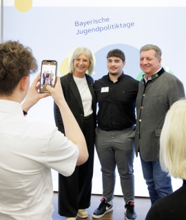 Jugendministerin Ulrike Scharf und Bau- und Verkehrsminister Christian Bernreiter mit einem der Jugendlichen. Foto: StMAS