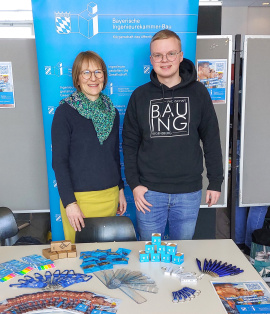 Dipl.-Ing. (FH) Stephanie Sierig mit dem Bauingenieurstudenten Felix Wimmer am Stand der Kammer