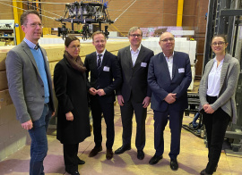 Prof. Dr. Tobias Bruckmann, Rektorin Prof. Dr. Barbara Albert, Staatssekretär Daniel Sievecke, Prof. Dr. Alexander Malkwitz, Prof. Dr. Dieter Schramm und Dr. Aileen Pfeil (v.l.n.r.) . Foto: Birte Vierjahn / UDE