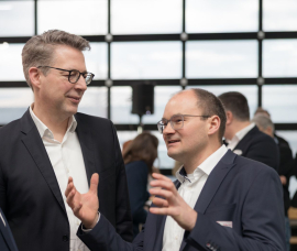 Wissenschaftsminister Markus Blume und Prof. Dr.-Ing. Sergej Rempel, wissenschaftlicher Leiter am TTZ Aichach. Foto: Matthias Leo / THA