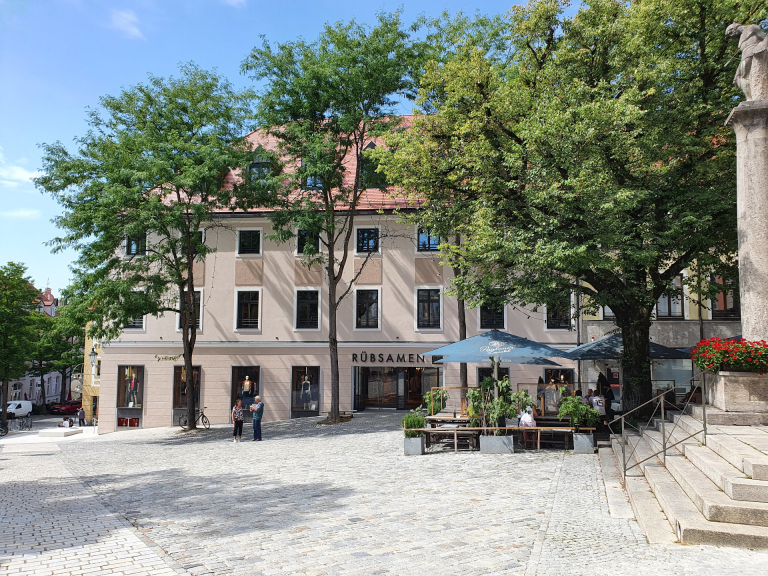 Eingangsbereich zum Pfarrplatz: Ansicht des neugestalteten Birgmannforum in der Dachauer Altstadt. Foto: Gerstorfer / Medienwerkstatt Dachau