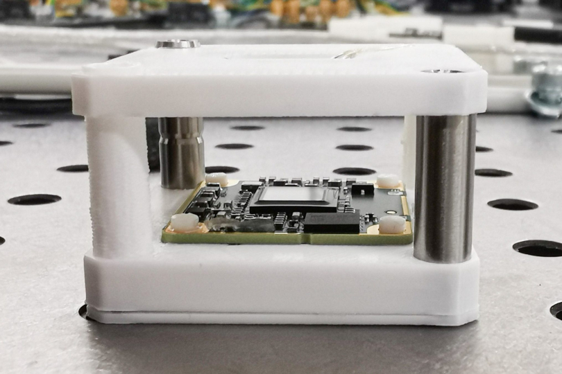 Kompakte Technik bei minimalem Materialaufwand: Der Prototyp des linsenlosen Mikroskops als Struktursensor ist auf Skalierbarkeit optimiert. Foto: Agus Dharmawan / TU Braunschweig.