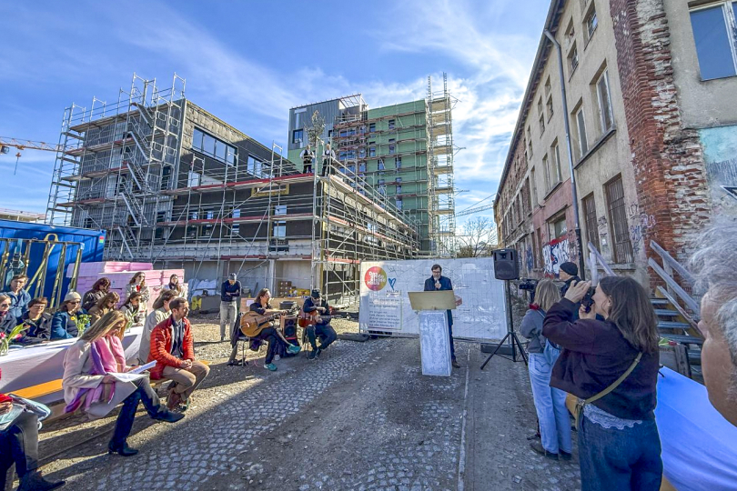 Gebäudetyp-e in Bayern: "Das große kleine Haus" in München feiert Richtfest