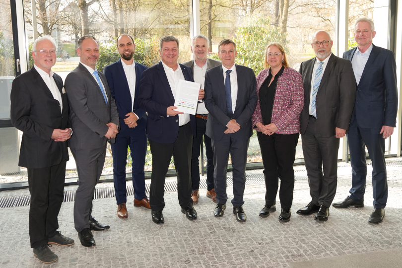 Kammerpräsident Prof. Dr. Norbert Gebbeken (l.) bei der Übergabe des neuen Positionspapiers des Verbändebündnisses "Impulse für den Wohnungsbau Bayern“ an Bayerns Bauminister Christian Bernreiter (4.v.l.). Foto: Winszczyk / StMB