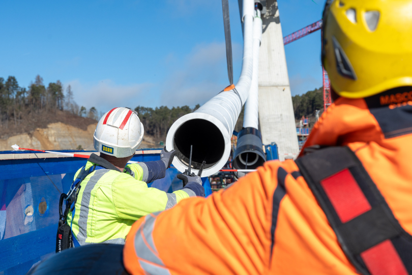 Die Schrägseile übernehmen eine zentrale Tragfunktion und verbinden Überbau und Pylone. Ihre Montage erfordert höchste Präzision und exakte Abstimmung. © PORR