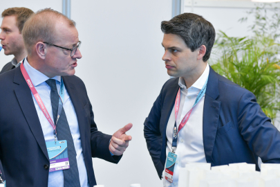 Gespräch mit Christoph Ploß, Mitglied im Verkehrsausschuss, am Stand des Zentralverbandes Deutsches Baugewerbe auf dem CDU-Parteitag in Stuttgart. Foto: Max Kovalenko / ZDB 