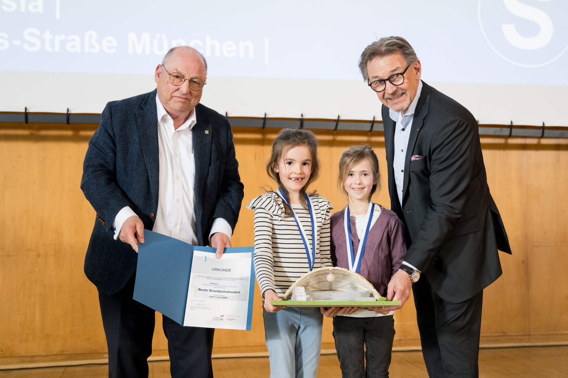 Sonderpreis Grundschule des Vorstandes der Bayerischen Ingenieurekammer-Bau: Kids Club Dome (Preisgeld: 100 Euro) - Carlotta und Theresia, 1. Klasse, Grundschule an der Limes-Straße, München